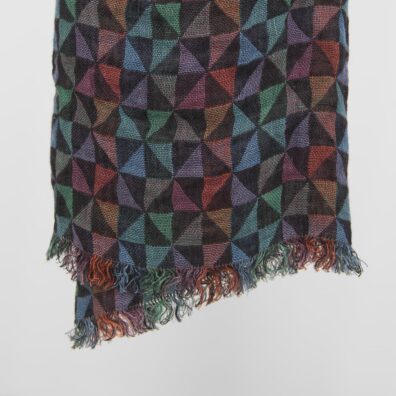 Lin sjal flerfarget med 2,5cm lange frynser på kortkantene