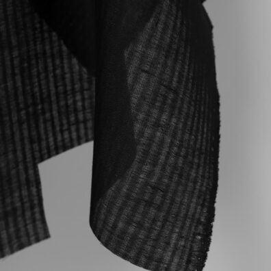 Gjennomsiktig linstoff svart stripete, løstvevd, lett