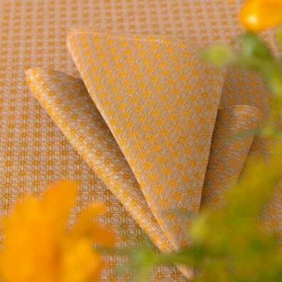 Gul-beige halvlin serviett med romber og blomster