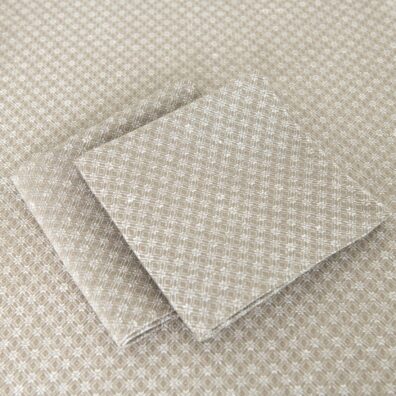 Halvlin rund (oval) beige duk med diamantmønster, blomster og servietter