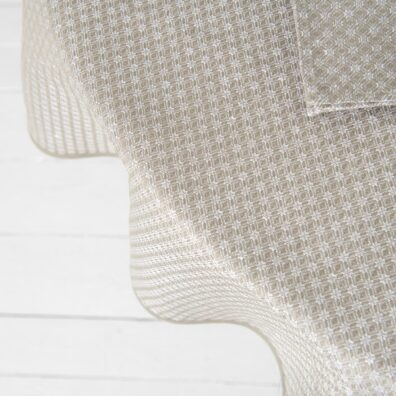 Halvlin rund (oval) mørkbeige-snøhvit mønstret duk