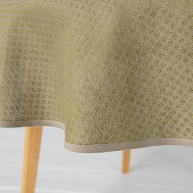 Halvlin rund (oval) grønn-beige duk med 1cm bred beige passepoil