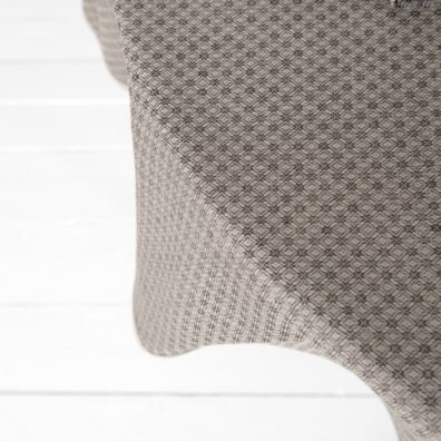 Halvlin rund (oval) mørkebrun duk med diamantmønster og blomster