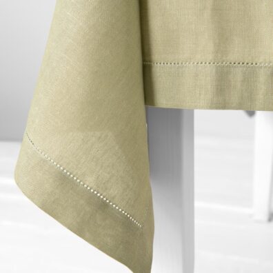 Halvlin duk blekgrønn med 4cm brettet kant, hullmønster