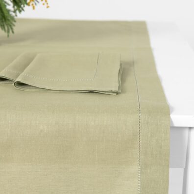 Lin-bomull bordløper blekgrønn med hullmønster