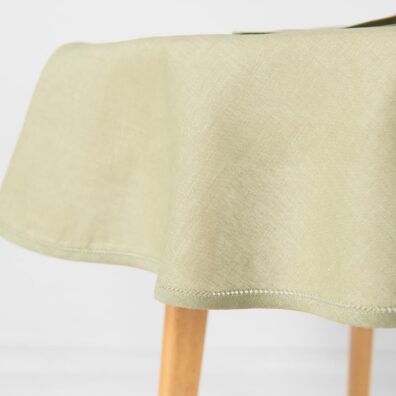 LUNA rund (oval) blekgrønn halvlin duk med 1cm bred passepoil, hullmønster