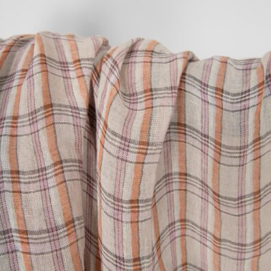 Linstoff rutete gjennomsiktig, vevd av askegrått, mørkebrunt, lilla, vanilje (gulaktig), brunoransje, hvitbeige, lys kremfarget og lyslilla garn, vasket