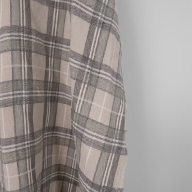 Beige lin-bomullsstoff i ruter vasket for sying hjemmetekstiler