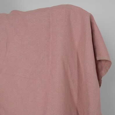 Halvlin stoff med lilla diamanter vasket