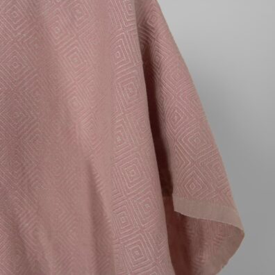 Halvlin stoff med lilla diamanter vasket for sying klær, hjemmetekstiler