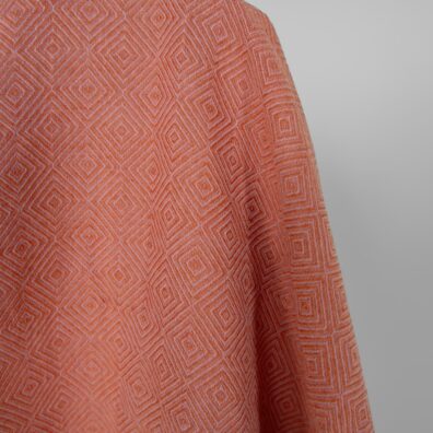 Halvlin stoff med lilla-oransje diamanter vasket for sying klær, hjemmetekstiler