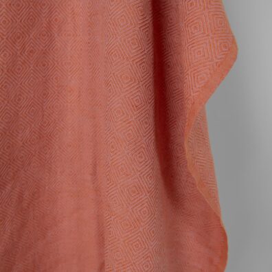 Halvlin stoff med lilla-oransje diamanter vasket, mykt, skånsomt