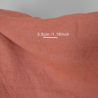 Halvlin stoff med lilla-oransjebrunt diamanter vasket