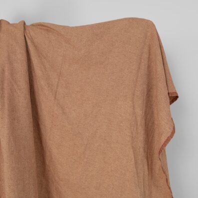 Halvlin stoff med gulbrunt fiskebeinsmønster vasket