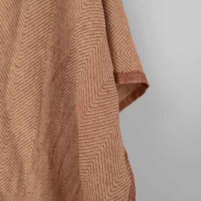 Halvlin stoff med gulbrunt fiskebeinsmønster vasket for sying klær, hjemmetekstiler