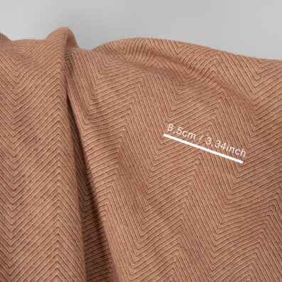 Halvlin stoff med gulbrunt fiskebeinsmønster vasket, mykt, skånsomt