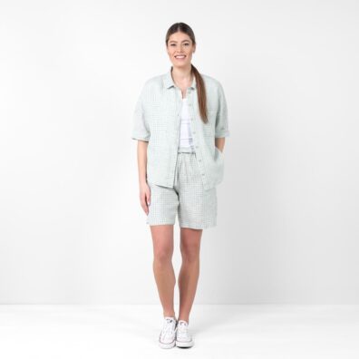 EILA grønnaktig-svart rutete lin bluse og DOLFI grønnaktig shorts