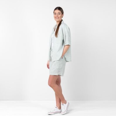 EILA grønnaktig-svart rutete lin bluse med slisser i siden