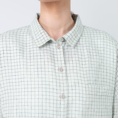 EILA grønnaktig-svart rutete lin bluse med knappelukking, brystlomme