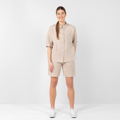 EILA lysebrun-svart rutete lin bluse og DOLFI shorts