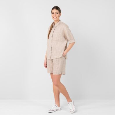 EILA lysebrun-svart rutete lin bluse med slisser i siden