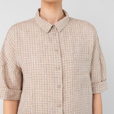 EILA lysebrun-svart rutete lin bluse med knappelukking, brystlomme