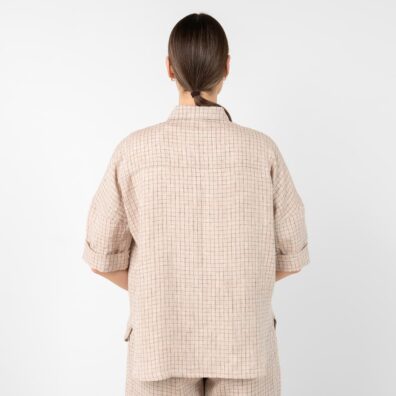 EILA lysebrun-svart rutete oversized lin bluse i skjortestil