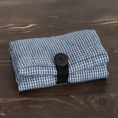 Foldes sammen til en liten veske ved hjelp av en knapp og en løkke