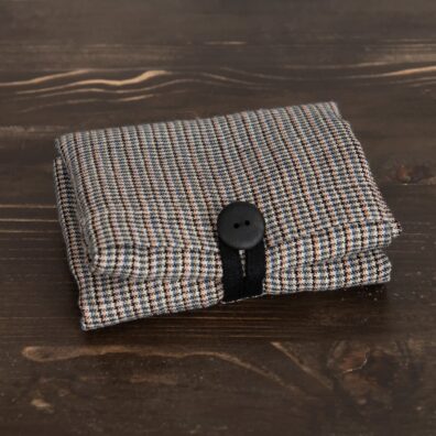 SAGA flerfarget linveske foldes sammen til en liten veske ved hjelp av en knapp og en løkke