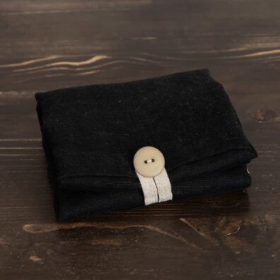 SAGA svart linveske foldes sammen til en liten veske ved hjelp av en knapp og en løkke