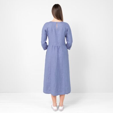 Blå linkjole festes med en knapp på baksiden