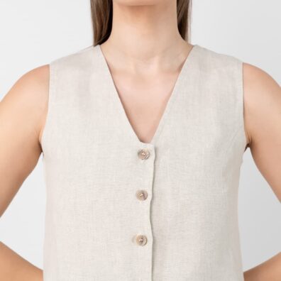 Beige linvest med knappelukking