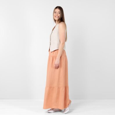 Pudderbrunt linskjørt i lang, flytende, løs silhuett