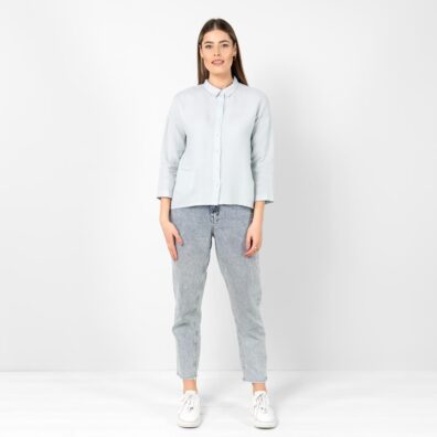 BIANCA blågrå linbluse med liten lomme på høyre side