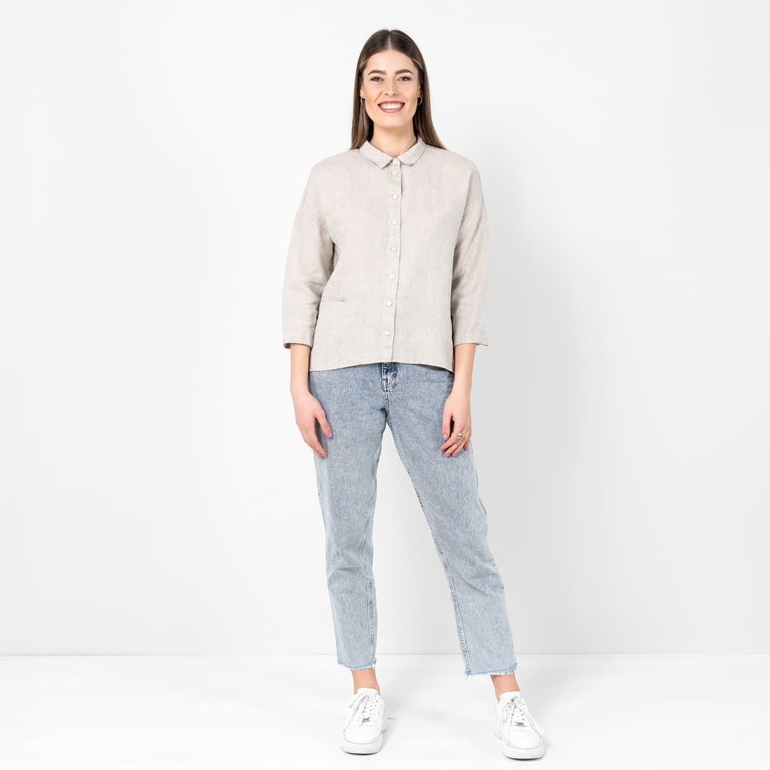 Beige linbluse med liten lomme på høyre side