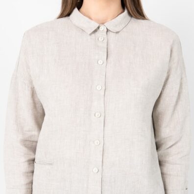Beige linbluse, gjennomgående knappestolpe