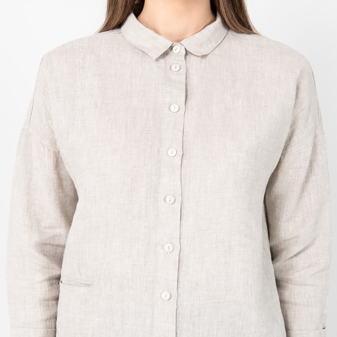Beige linbluse, gjennomgående knappestolpe