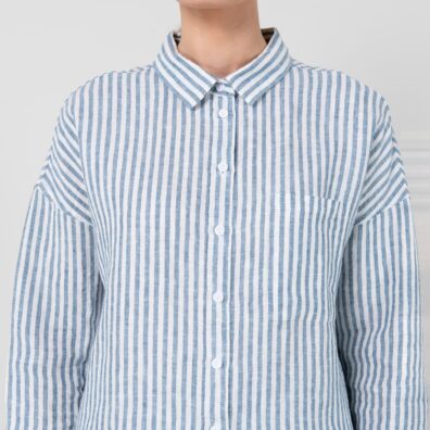ODILE blå stripete linbluse gjennomgående knappestolpe