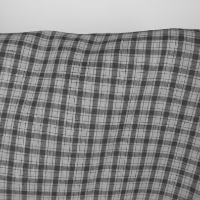 Linstoff i fine grå ruter for sying klær, hjemmetekstiler