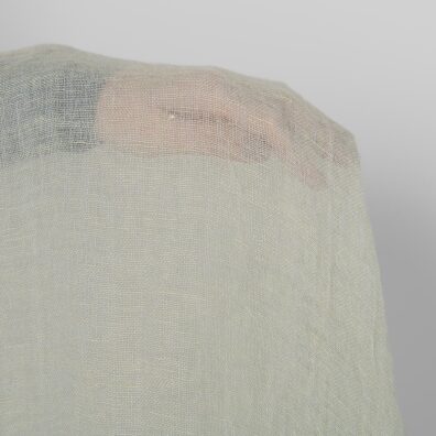 Linstoff i lys grågrønn farge gjennomsiktig vasket mykt, skånsomt, løstvevd, lett