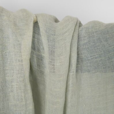 Linstoff i lys grågrønn farge gjennomsiktig vasket passer til å sy skjerf, gardiner