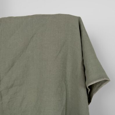 Linstoff i grågrønn farge vasket for sying klær, hjemmetekstiler