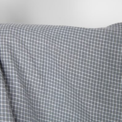 Blågrå-hvitt rutete linstoff vasket for sying klær, hjemmetekstiler