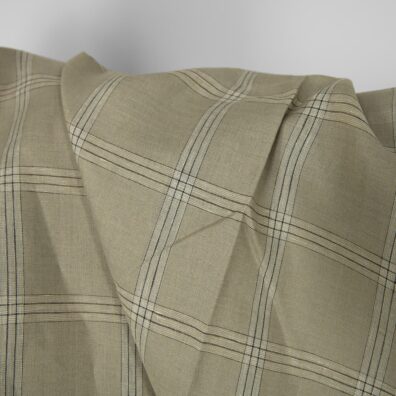 Brungrått rutete linstoff for sying klær, hjemmetekstiler