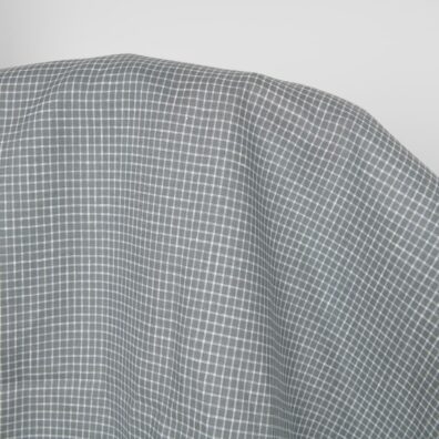 Blågrå-hvitt rutete linstoff for sying klær, hjemmetekstiler