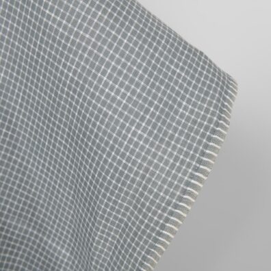 Blågrå-hvitt rutete linstoff 150cm bredt