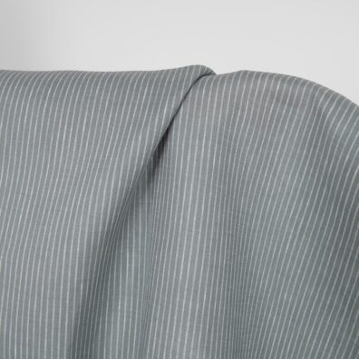 Blågrå-hvitt stripete linstoff for sying klær, hjemmetekstiler