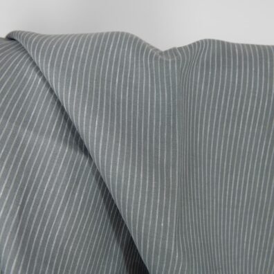 Blågrå-hvitt stripete linstoff 150cm bredt