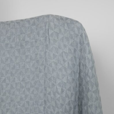 Grått linstoff med geometrisk mønster vasket 140cm bredt