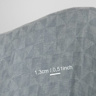 Grått linstoff med geometrisk mønster vasket, mykt, skånsomt